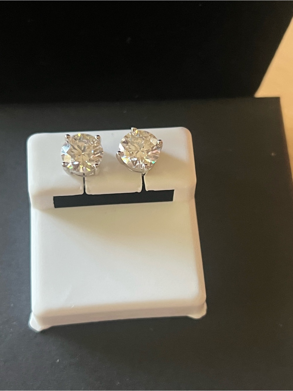 Classic Solitaire White moissanite 4 karet Stud Earrings
